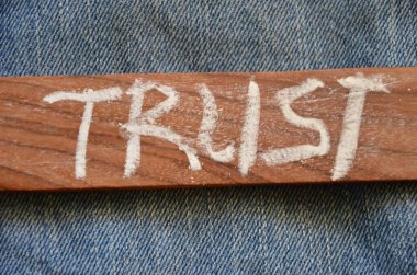 Soyut arkaplanda sözcük güveni