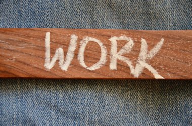 Tahta dokudan yapılmış bir kelime.