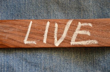 Tahta harflerle yazılmış canlı yayın