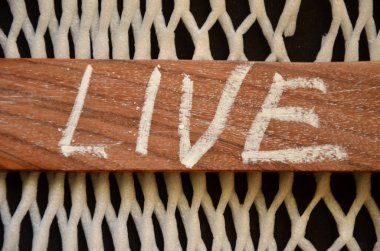 Tahta bir arka planda canlı haber