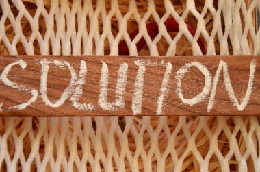 Yardım için çözüm gösteren metin işareti. Zor bir durumda zihinsel sorunların kavramsal fotoğraf çözümü.