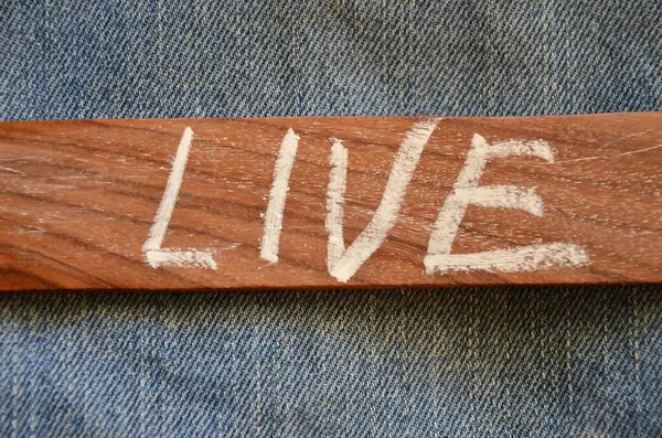 Tahta harflerle yazılmış canlı yayın