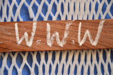 Tahtaya tebeşirle yazılmış bir kelime.