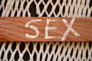 Tahta bir arka planda seks sözcüğü yazıyor.