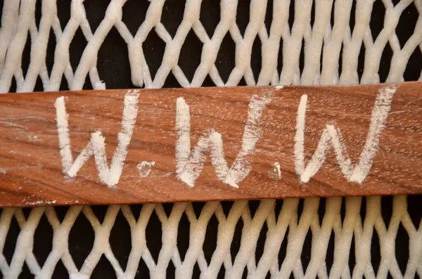 Kırsal bir arka planda tahta sopalardan yapılmış bir kelime