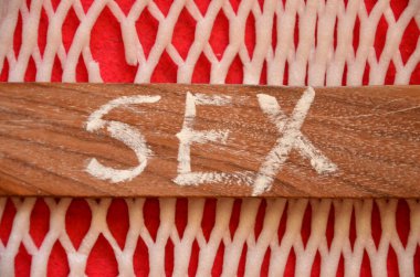 Kırmızı arka planda kelime aşkı