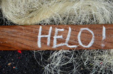 Merhaba mesajı masaya beyaz pudra ile yazılmış