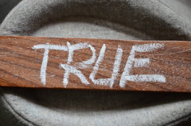 Tahta harflerle yazılmış 