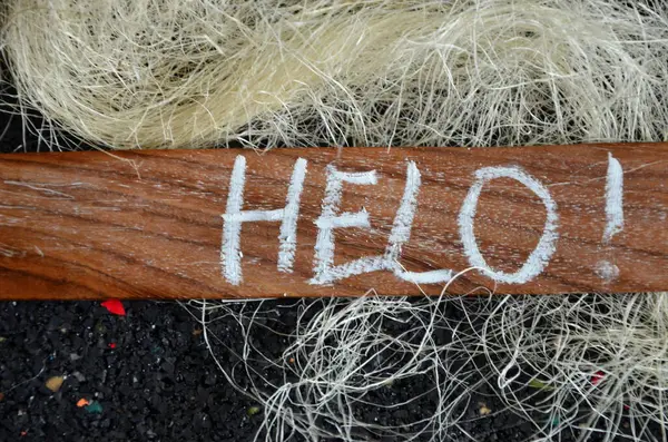 Merhaba mesajı masaya beyaz pudra ile yazılmış