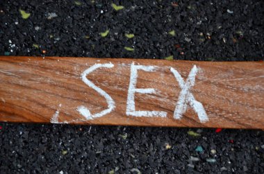 Tahta arka planda seks kelimesi