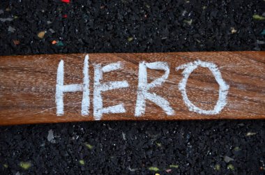 Tahtadaki siyah tebeşirle yazılmış ahşap kelime