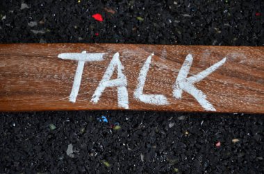 Kelime oyunu. Koyu ahşap masada ahşap harflerle yapılır.