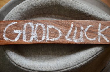 Tahta levhada yazan iyi şanslar.