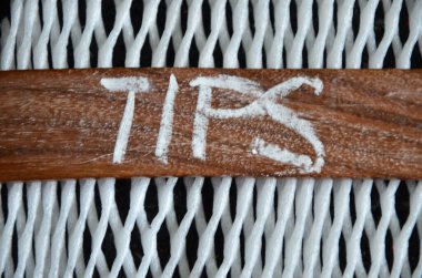 Tahta arka planda ipucu sözcüğü