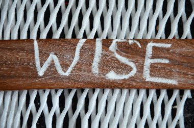 Beyaz harflerle yazılmış ahşap harfler