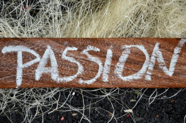 Tahta masadaki beyaz harflerden yapılmış kelime tutkusu.