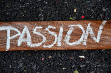 Siyah tahtaya beyaz tebeşirle yazılmış aşk kelimesi.