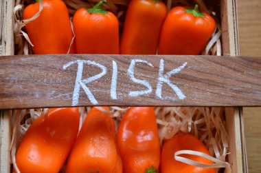 Tahta kutulu taze domatesler.