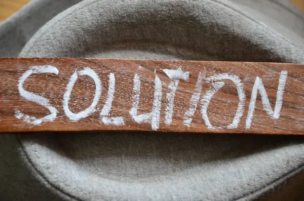 Ahşap bir arka planda ahşap harfler var.