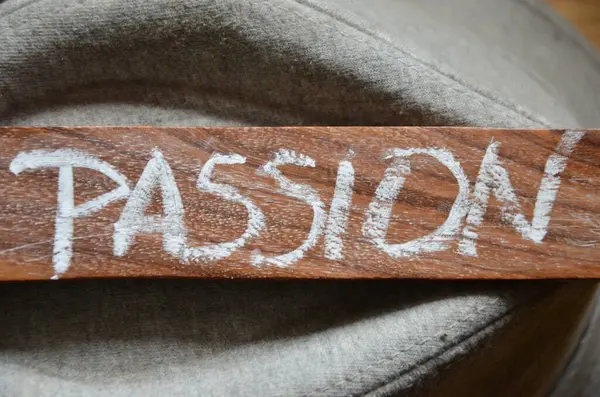 Tahta bir masada aşk mesajı.