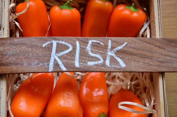 Tahta kutulu taze domatesler.