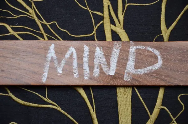 Tahta harfler, siyah arka planda bir ağaç var..