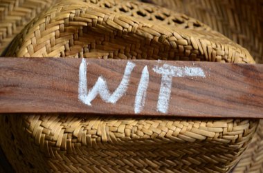 Tahta harflerle yazılmış bir kelime.