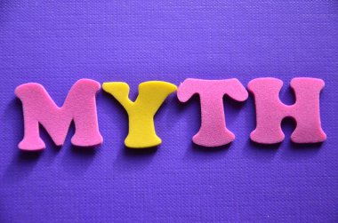 Renkli arkaplandaki harflerden oluşan kelime doğru