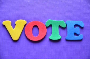 Renkli bir arkaplanda oylama kelimesi