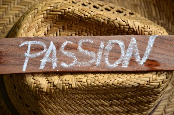 Tahta arka planda aşk kelimesi. görünümü kapat