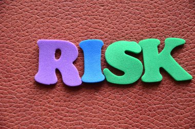 Soyut renklerde risk kelimesi
