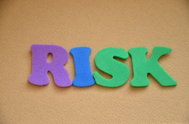 Tahta arka planda tahtadan harflerle riskli kelime