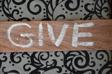 Ahşap arka planda bir sözcük yaz.