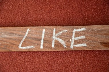 Beyaz kumlara yazılmış aşk kelimesi.