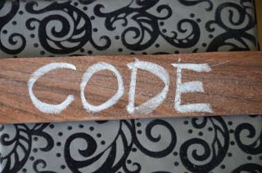 Ahşap bir arka plandaki yazıt.