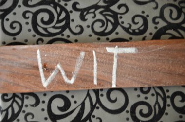 Tahtaya yazılmış kelime aşkı.