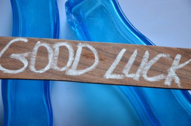 Mesajda şans işareti var. İş dünyası, iyi bir işi olan, ahşap yüzey üzerine yazılmış fikirleri düşünen büyük bir servete göz atıyor.