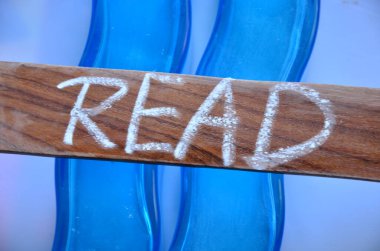 Kelime yazma konsepti iş konsepti konsepti hakkında kitap okuma anlamı bilgi bir parça tahta kağıt üzerine yazılmış bilgi okuma anlamına gelir