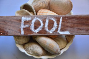 Eski ahşap bir arka planda tahta bir kaşıkla 