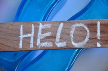 Merhaba mesajı beyaz etiket ile yazılmış