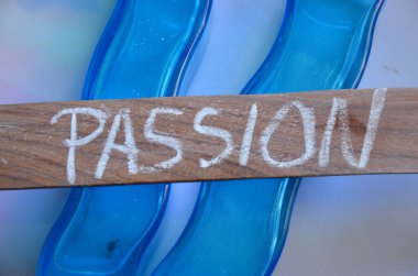 Tutkuyu sevdiğimi gösteren bir mesaj. Pozitif ve duygusal kavramsal fotoğraf hissi. Çünkü duygu hissediyorsun.