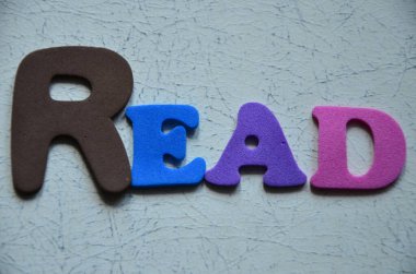 Gri arkaplanda tahta küplere yazılmış 