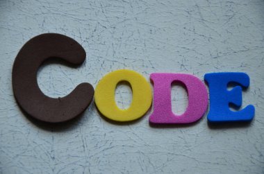 Renkli harflerden oluşan kelime kodu