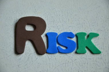 Risk - ahşap harflerle metin