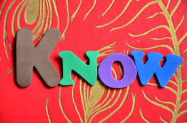 Kelime yazma metni bunu biliyor. Bilgi ve bilginin anlamını gösteren bir iş fotoğrafı. Kartona yerleştirilmiş kağıt parçasına bir şeyler yaz.