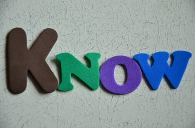 Renkli kahverengi kağıdın arkasında beliren kelime..