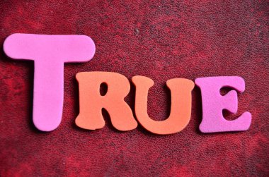 Soyut renkli arkaplan üzerine doğru metin.