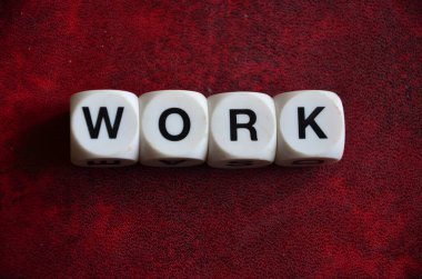 Karanlık bir arka planda, fotokopi alanı olan tahta küplerle ilgili bir çalışma. İşten çalışma konsepti