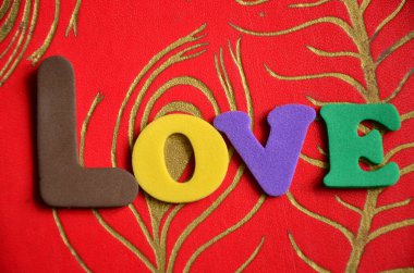 soyut renkli kağıt üzerinde kelime aşkı