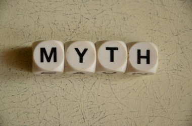 Gri arkaplandaki tahta küplerden yanlış sözcük